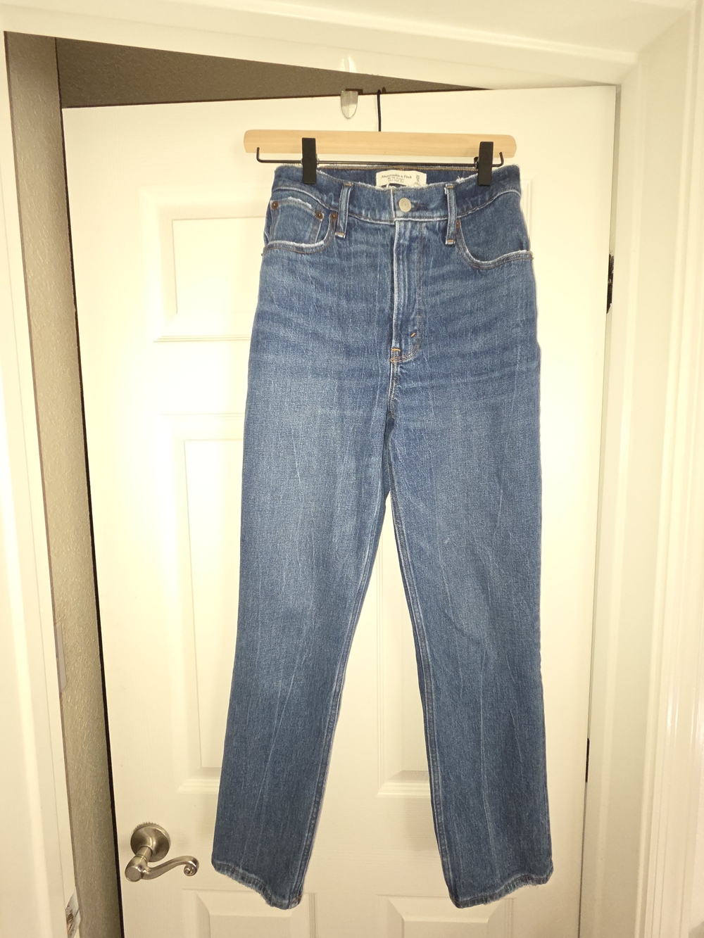 Abercrombie & Fitch High-Rise Straight Jeans - Medium Blue